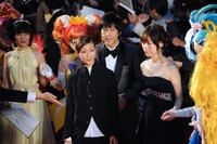 映画「映画Go!プリンセスプリキュア Go!Go!!豪華3本立て!!!」の出演声優らと歩くEvery Little Thing。