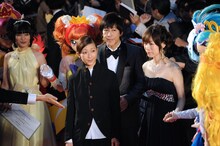 映画「映画Go!プリンセスプリキュア Go!Go!!豪華3本立て!!!」の出演声優らと歩くEvery Little Thing。