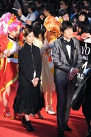 映画「映画Go!プリンセスプリキュア Go!Go!!豪華3本立て!!!」の出演声優らと歩くEvery Little Thing。