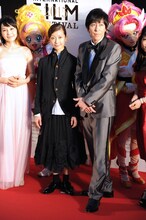 映画「映画Go!プリンセスプリキュア Go!Go!!豪華3本立て!!!」のメンバー。中央がEvery Little Thing。