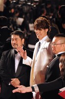 白スーツでレッドカーペットに表れた宮野真守。