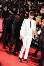 白スーツでレッドカーペットに表れた宮野真守。