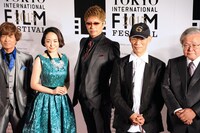 特集上映「ガンダムとその世界」のメンバー。中央がGACKT。