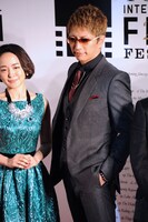 左から潘めぐみ、GACKT