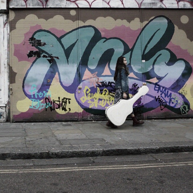 Anly「太陽に笑え」ジャケット