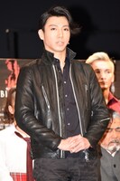 テイラー・ハワード役の矢崎広。