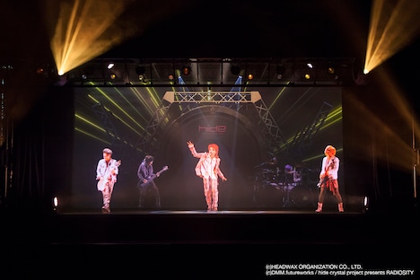 hideホログラフィックライブの様子。