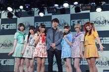 今泉潤プロデューサーを囲むでんぱ組.inc。