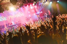 Charisma.com「No more ZANGYO!!」東京・LIQUIDROOM公演の様子。（写真提供：ワーナーミュージック・ジャパン）