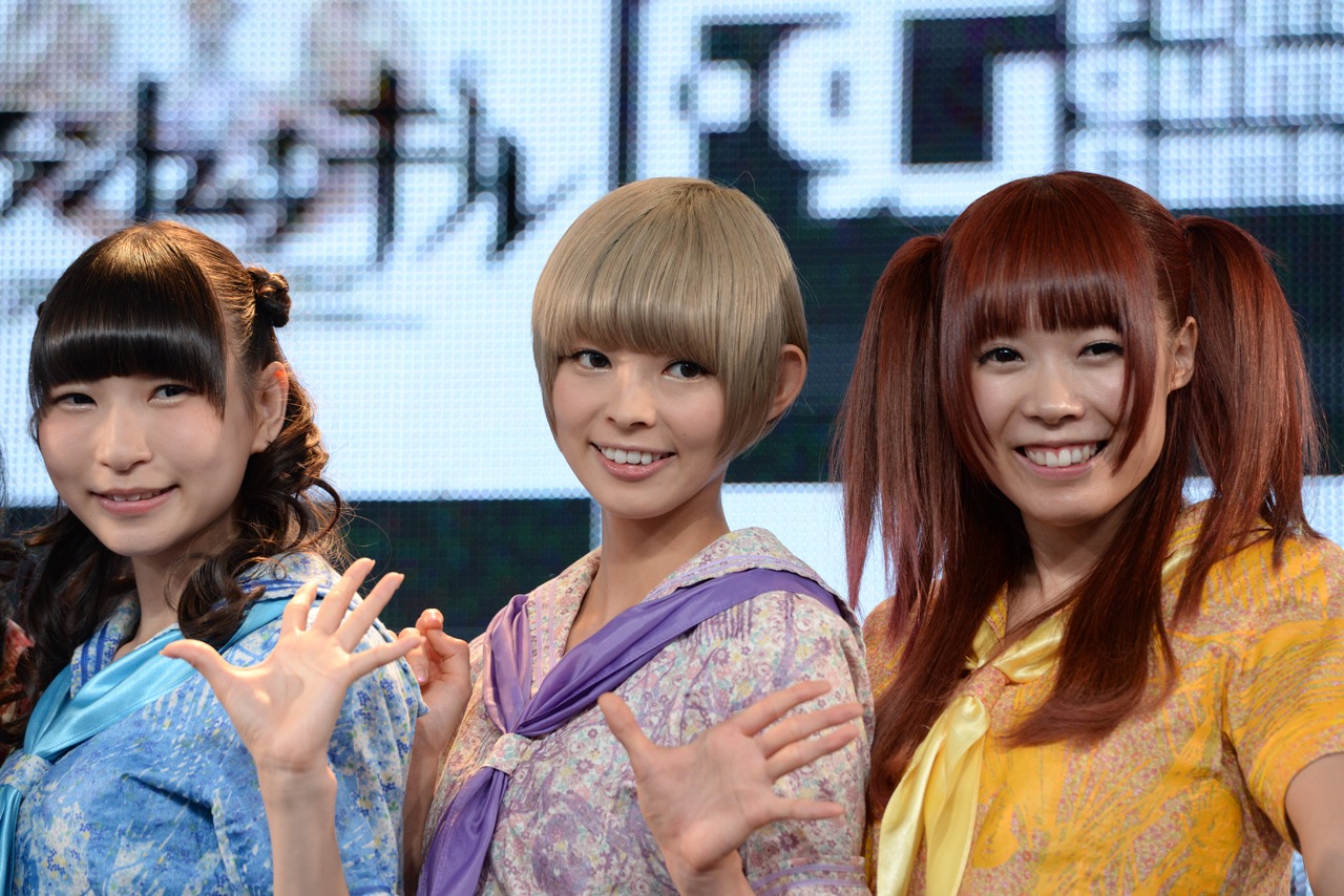 左から藤咲彩音、最上もが、成瀬瑛美。