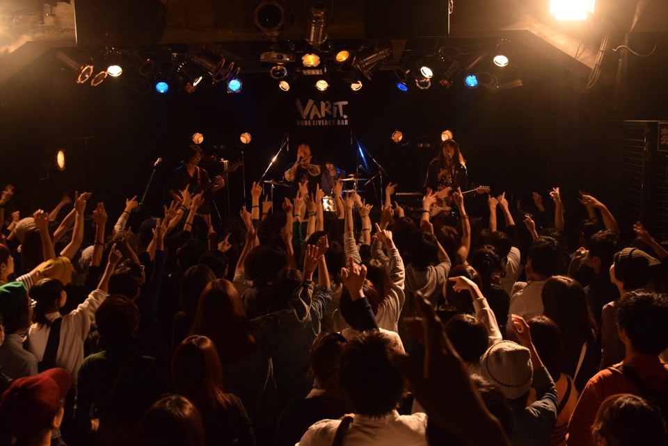 10月23日に兵庫・神戸VARIT.で行われた「毛細血管GIG vol.12」の様子。