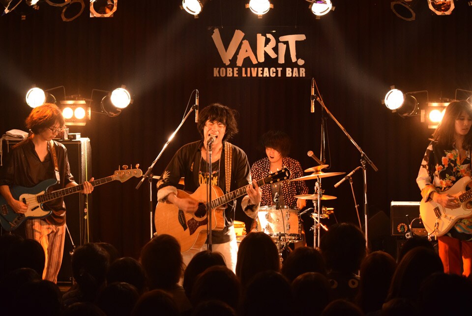 10月23日に兵庫・神戸VARIT.で行われた「毛細血管GIG vol.12」の様子。