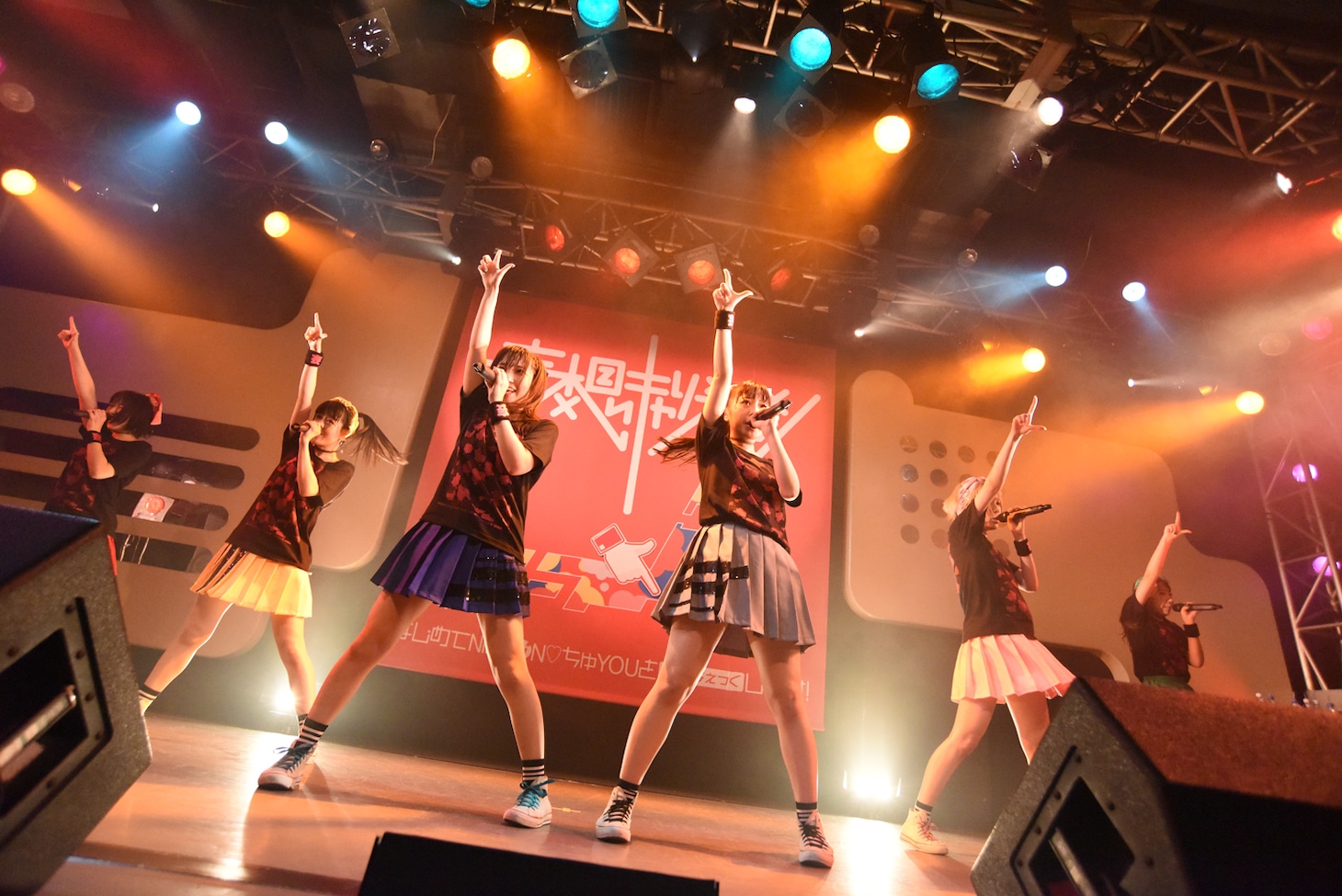 「妄想キャリブレーションLIVE TOUR2015～はじめてNIPPON▽ちゅYOUをちぇっくします！～」（▽はハートマーク）の様子。