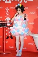 お風呂上がりというイメージで、パステルカラーの泡モチーフによる衣装でトークに臨むきゃりーぱみゅぱみゅ。