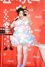 ハロウィンキャンペーンのCMキャラクターを務める「コカ・コーラ」で乾杯するきゃりーぱみゅぱみゅ。