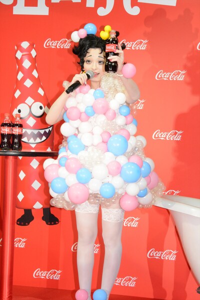 人気画像4位は「きゃりー、今年のハロウィン仮装はベティちゃん『気合い入れました』」より、ハロウィンキャンペーンのCMキャラクターを務める「コカ・コーラ」で乾杯するきゃりーぱみゅぱみゅ。