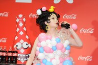 「コカ・コーラ」を飲むきゃりーぱみゅぱみゅ。