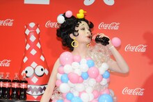 「コカ・コーラ」を飲むきゃりーぱみゅぱみゅ。