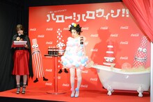 お風呂上がりというイメージで、パステルカラーの泡モチーフによる衣装でトークに臨むきゃりーぱみゅぱみゅ。