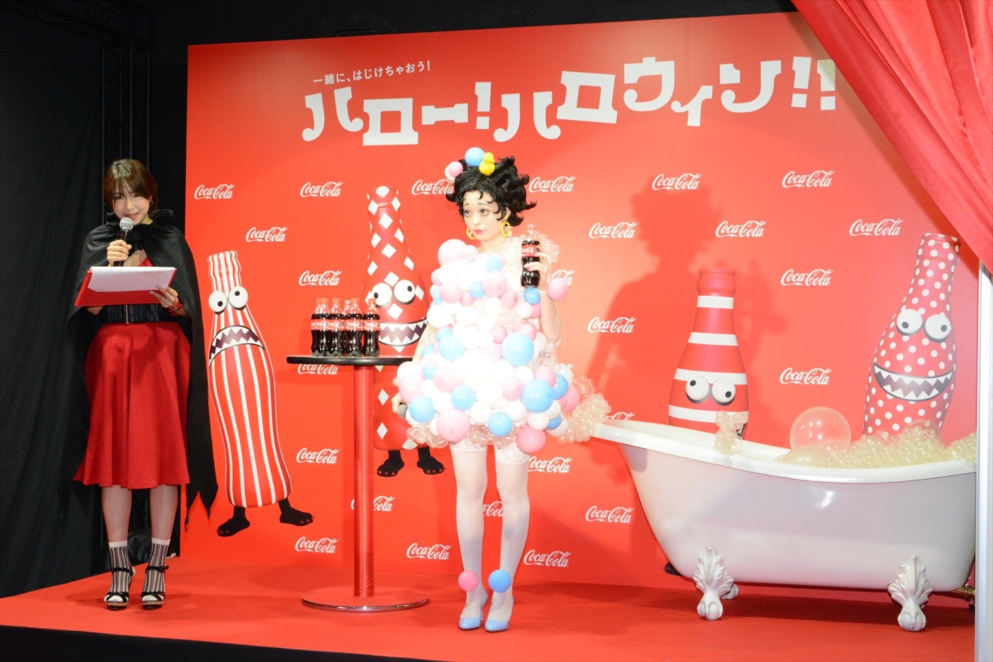 お風呂上がりというイメージで、パステルカラーの泡モチーフによる衣装でトークに臨むきゃりーぱみゅぱみゅ。