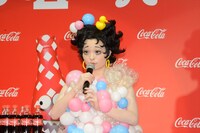 お風呂上がりというイメージで、パステルカラーの泡モチーフによる衣装でトークに臨むきゃりーぱみゅぱみゅ。