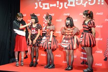ハロウィンにちなんで「Crazy Party Night ～ぱんぷきんの逆襲～」の衣装のコスプレをしたきゃりーぱみゅぱみゅのファン。