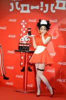 ベティ・ブープのウエイトレス姿を再現したきゃりーぱみゅぱみゅ。