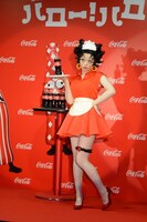 ベティ・ブープのウエイトレス姿を再現したきゃりーぱみゅぱみゅ。