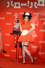 ベティ・ブープのウエイトレス姿を再現したきゃりーぱみゅぱみゅ。