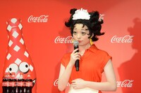 ベティ・ブープのウエイトレス姿を再現したきゃりーぱみゅぱみゅ。