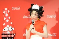 ベティ・ブープの表情をまねるには「こっち（右）の上を向いてちょっと口をとがらせるのがベストです」とのこと。