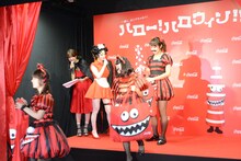 「Crazy Party Night ～ぱんぷきんの逆襲～」の衣装のコスプレをしたファン4人に「コカ・コーラ」グッズを手渡すきゃりーぱみゅぱみゅ。