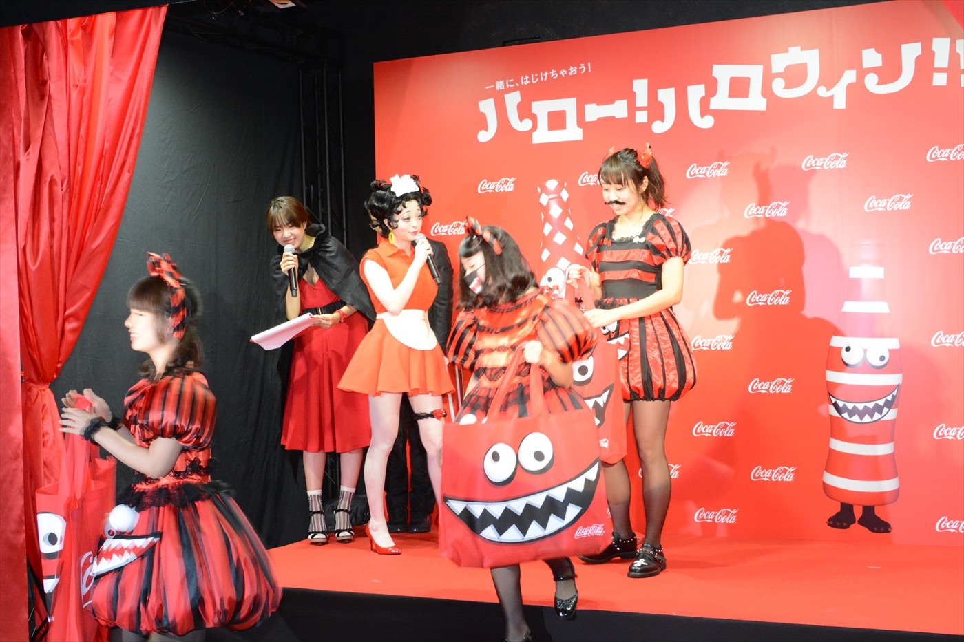 「Crazy Party Night ～ぱんぷきんの逆襲～」の衣装のコスプレをしたファン4人に「コカ・コーラ」グッズを手渡すきゃりーぱみゅぱみゅ。