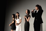 佐渡岳利監督の言葉を聞くPerfume。(c)2015"WE ARE Perfume" Film Partners.