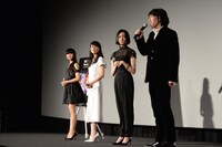 左からかしゆか、あ～ちゃん、のっち、佐渡岳利。