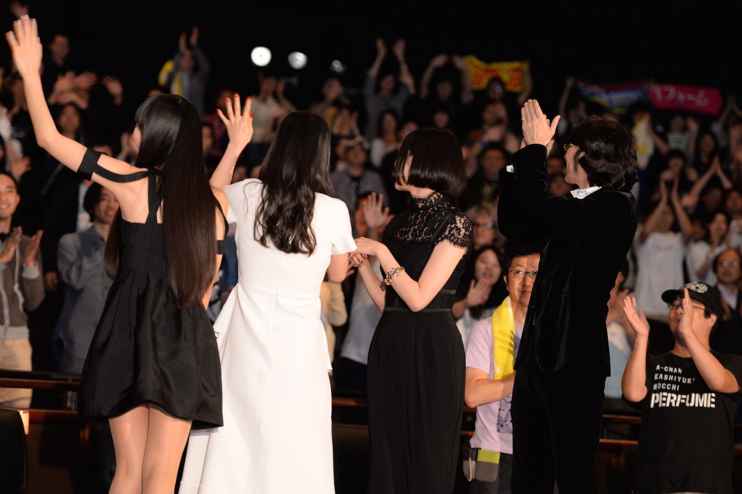 ファンに手を振るPerfume。(c)2015"WE ARE Perfume" Film Partners.