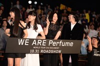Perfumeと佐渡岳利監督。(c)2015"WE ARE Perfume" Film Partners.