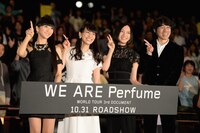 「WE ARE Perfume -WORLD TOUR 3rd DOCUMENT」東京国際映画祭舞台挨拶に登壇したPerfumeと佐渡岳利。