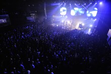 「Don't Stop Music ～ 一周年の攻撃呪文 ～」でのMAGIC OF LiFEのライブの様子。（Photo by Yusuke Satou）