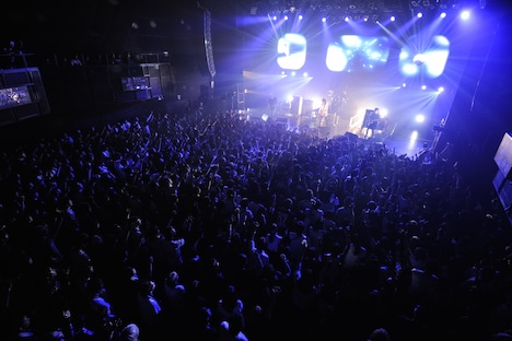 「Don't Stop Music ～ 一周年の攻撃呪文 ～」でのMAGIC OF LiFEのライブの様子。（Photo by Yusuke Satou）
