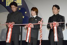 左から小栗旬、西川貴教、段田安則。