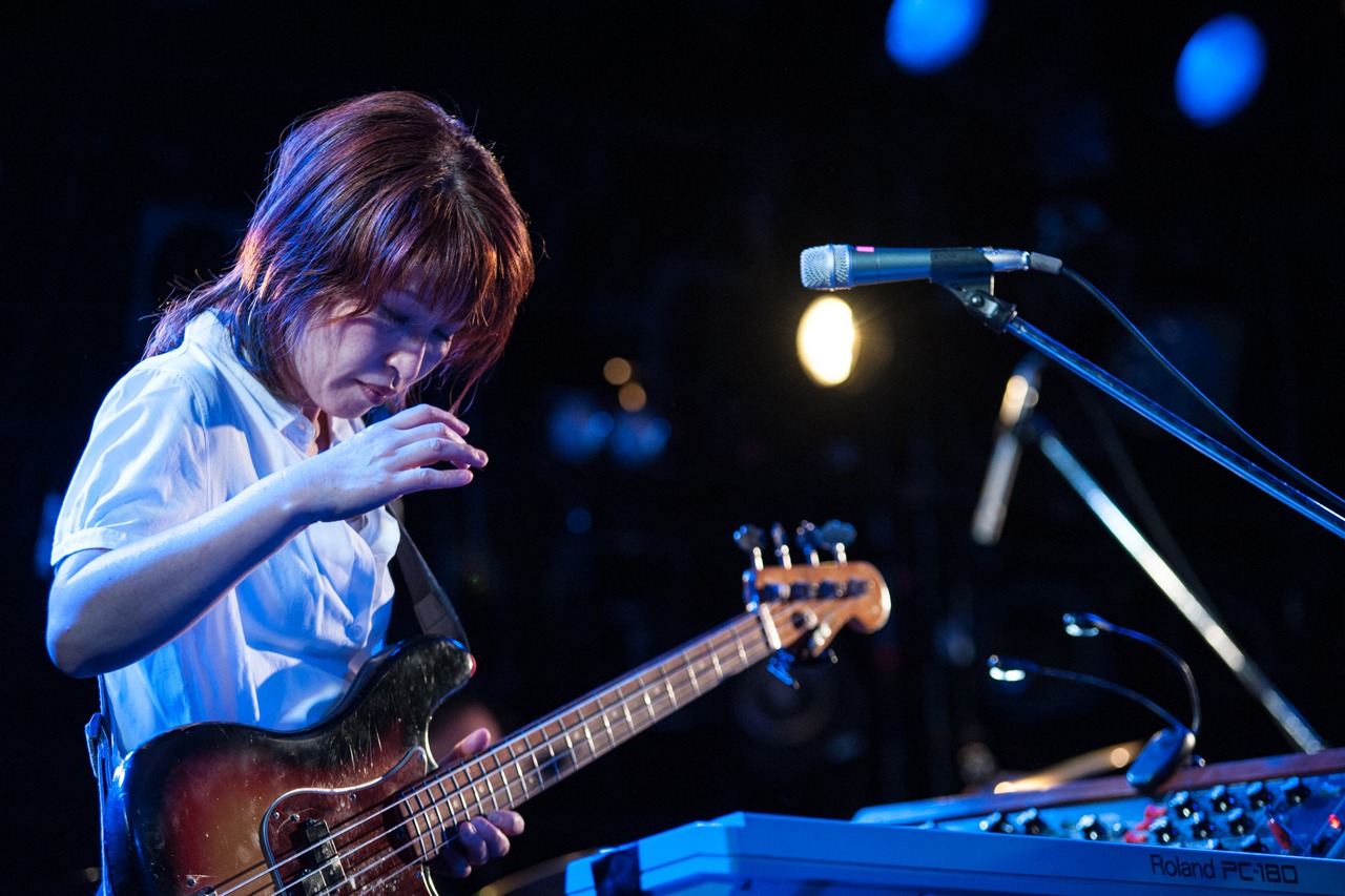 大野由美子（B, Vo, Electronics）（撮影：アカセユキ）