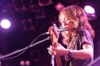 シュガー吉永（G, Vo, Syn）（撮影：アカセユキ）