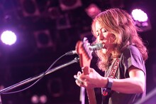 シュガー吉永（G, Vo, Syn）（撮影：アカセユキ）