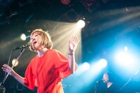 日暮愛葉（Vo, G）（撮影：アカセユキ）