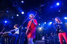 「EVOLUTION」を演奏するSEAGULL SCREAMING KISS HER KISS HERとBuffalo Daughter。（撮影：アカセユキ）