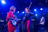 「EVOLUTION」を演奏するSEAGULL SCREAMING KISS HER KISS HERとBuffalo Daughter。（撮影：アカセユキ）