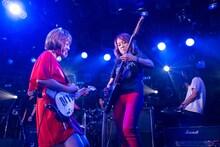 「EVOLUTION」を演奏するSEAGULL SCREAMING KISS HER KISS HERとBuffalo Daughter。（撮影：アカセユキ）