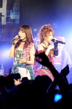 左から岡田万里奈（Vo）、田中れいな（Vo）。