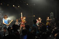 「LoVendoЯ LIVE TOUR 2015 MAJOЯ！」東京・LIQUIDROOM公演の様子。